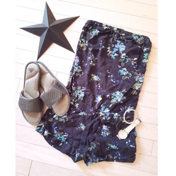 ✨3/$15 Garage | Strapless Floral Romper - Picture 1 of 3